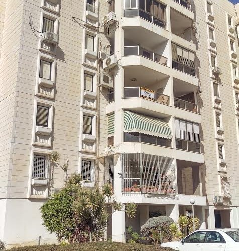 צילום הבניין מאזור החניה