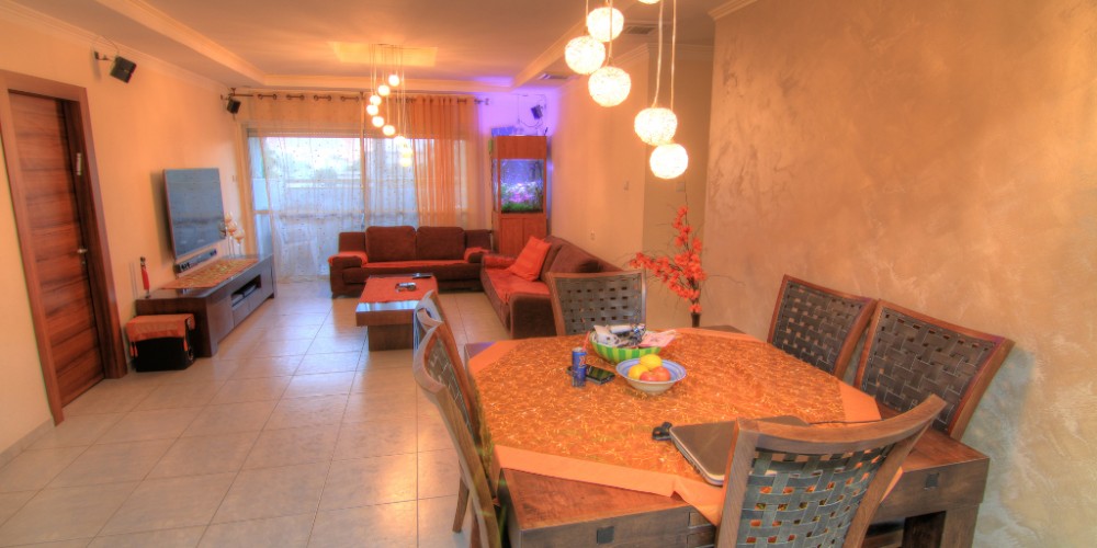 פינת אוכל וסלון