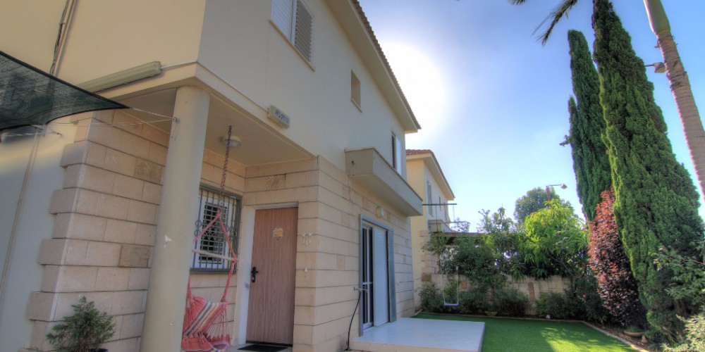 יציאה לחצר דו משפחתי גן יבנה