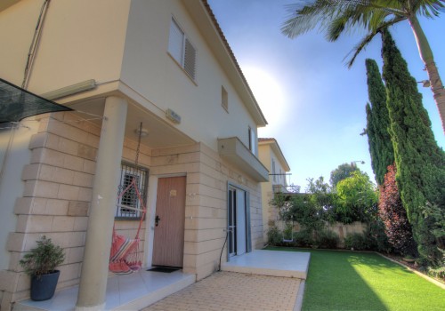 יציאה לחצר דו משפחתי גן יבנה