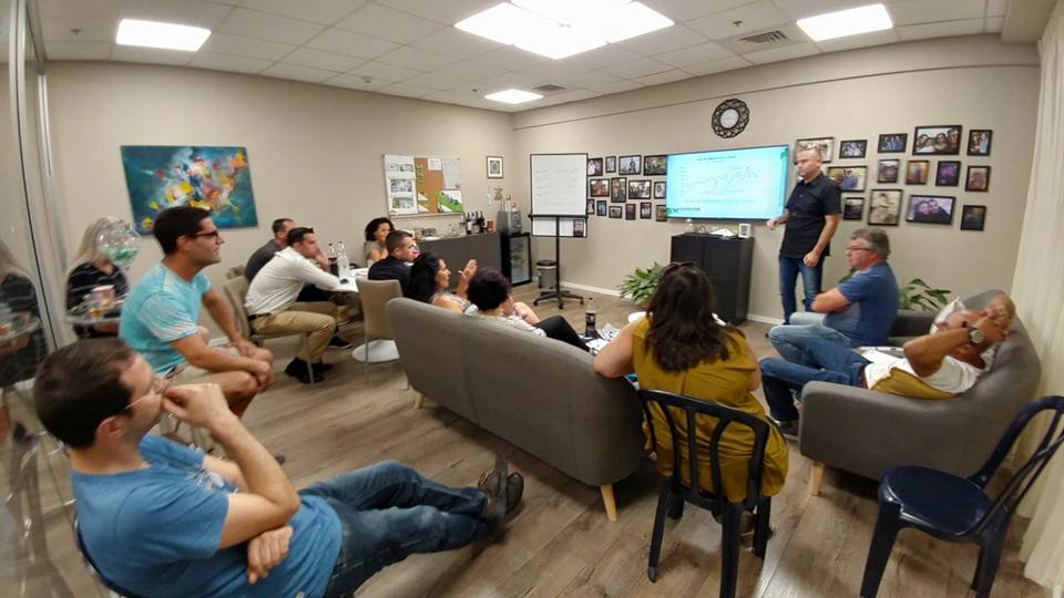 אלי טובלי הרצאה בסלון של הומנטר