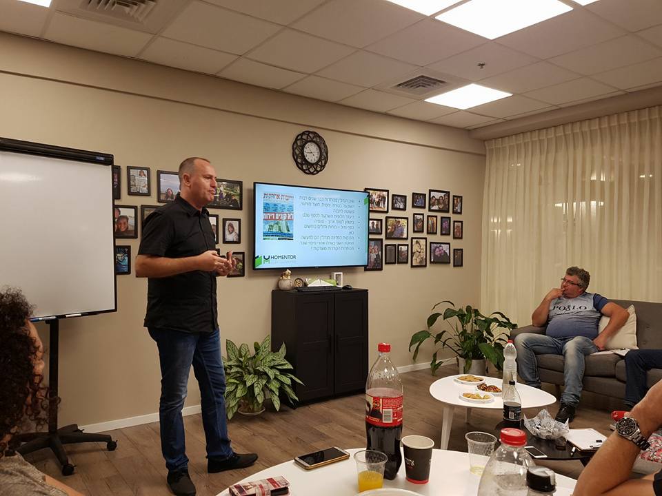 אלי טובלי הרצאה בסלון של הומנטר