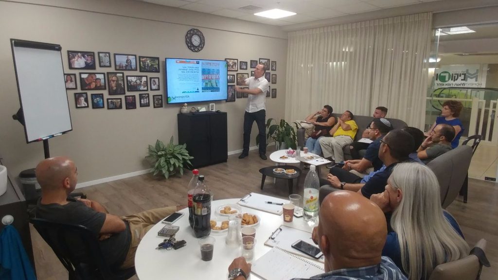 אלי טובלי הרצאה בסלון של הומנטר