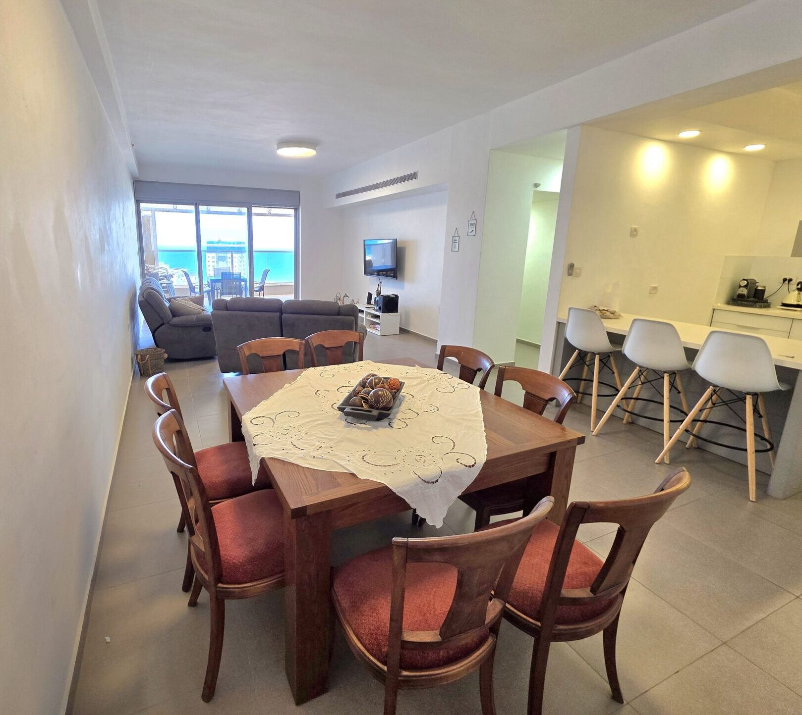 להשכרה דירת 5 חדרים מרוהטת מול נוף ים